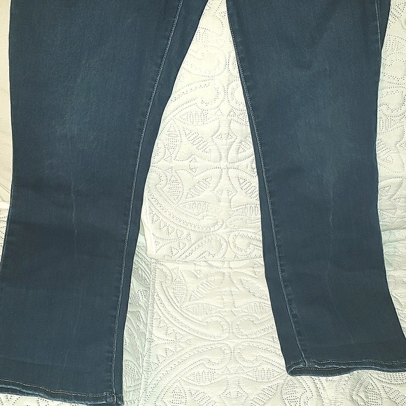 Levis 712 Slim Jeans - Picture 6 of 8